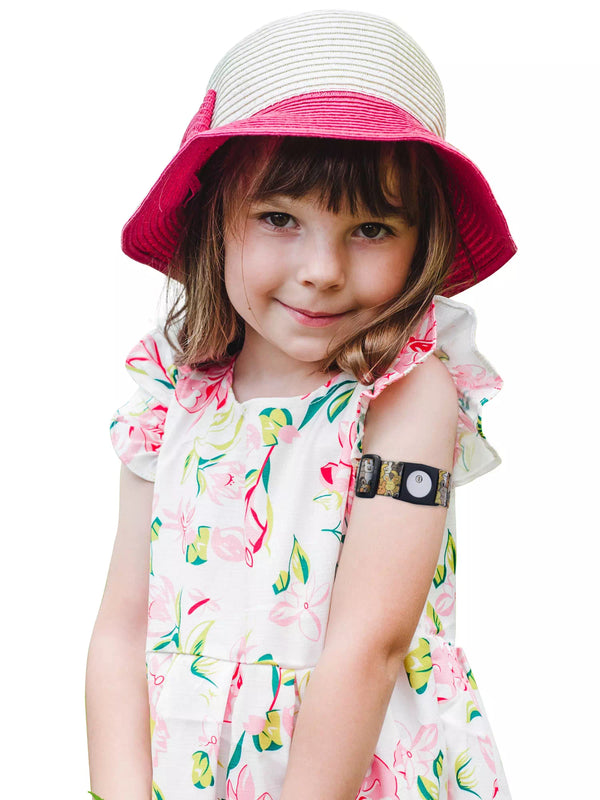 Child wearing Freestyle Libre 3 Armband for secure sensor placement, showcasing kid-friendly design.