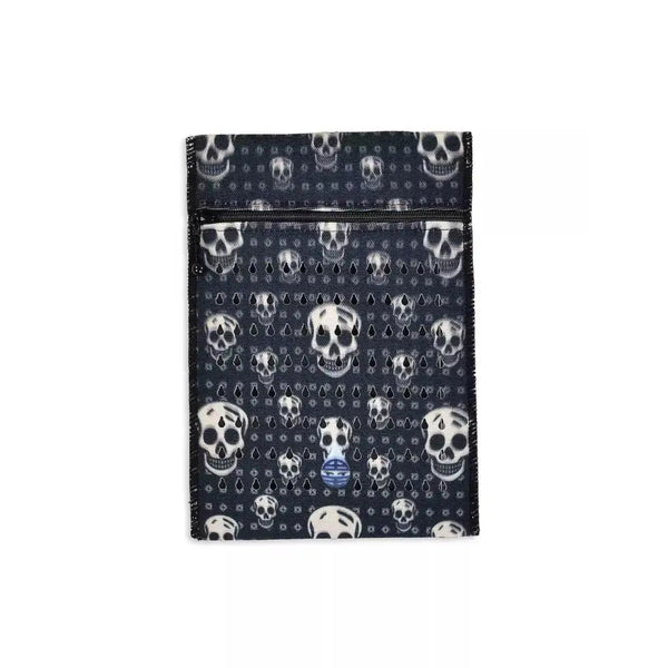 Insulin cooling wallet for kids with skull design, fits 3 insulin pens or 5 vials, maintains temperature for 48 hours without electricity.