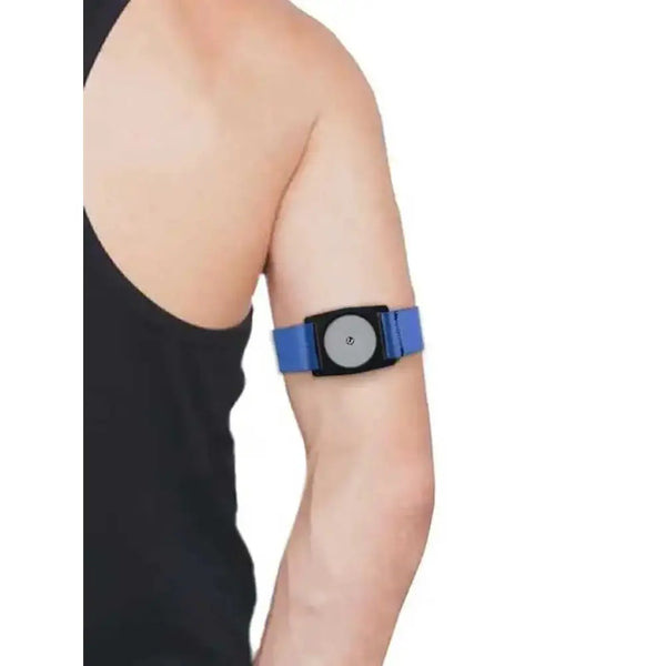 A person wearing a Freestyle Libre 2 Armband on their upper arm. The armband is blue with a circular cgm holder.