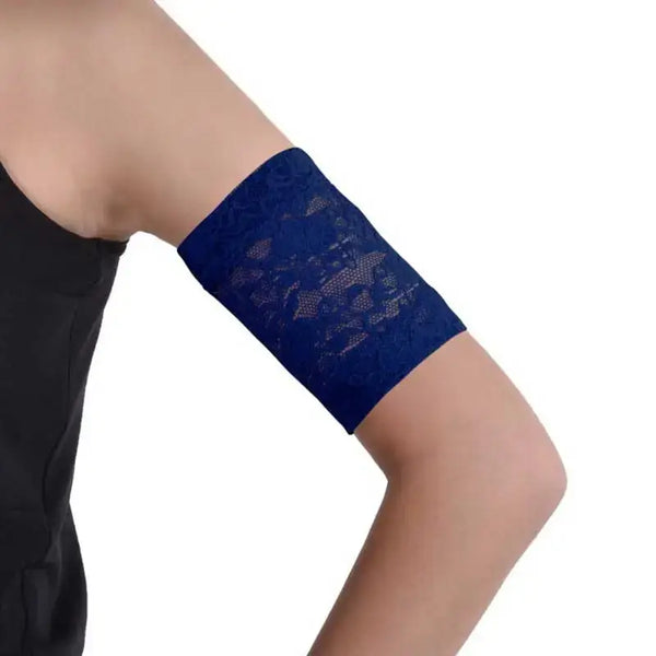 Lace armband for CGM and insulin pump in navy blue on upper arm.