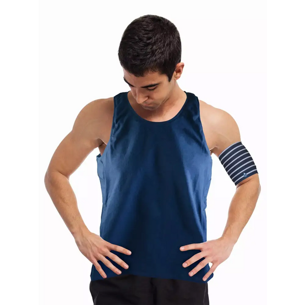 Tank top for insulin pump with integrated pockets for diabetes management.
