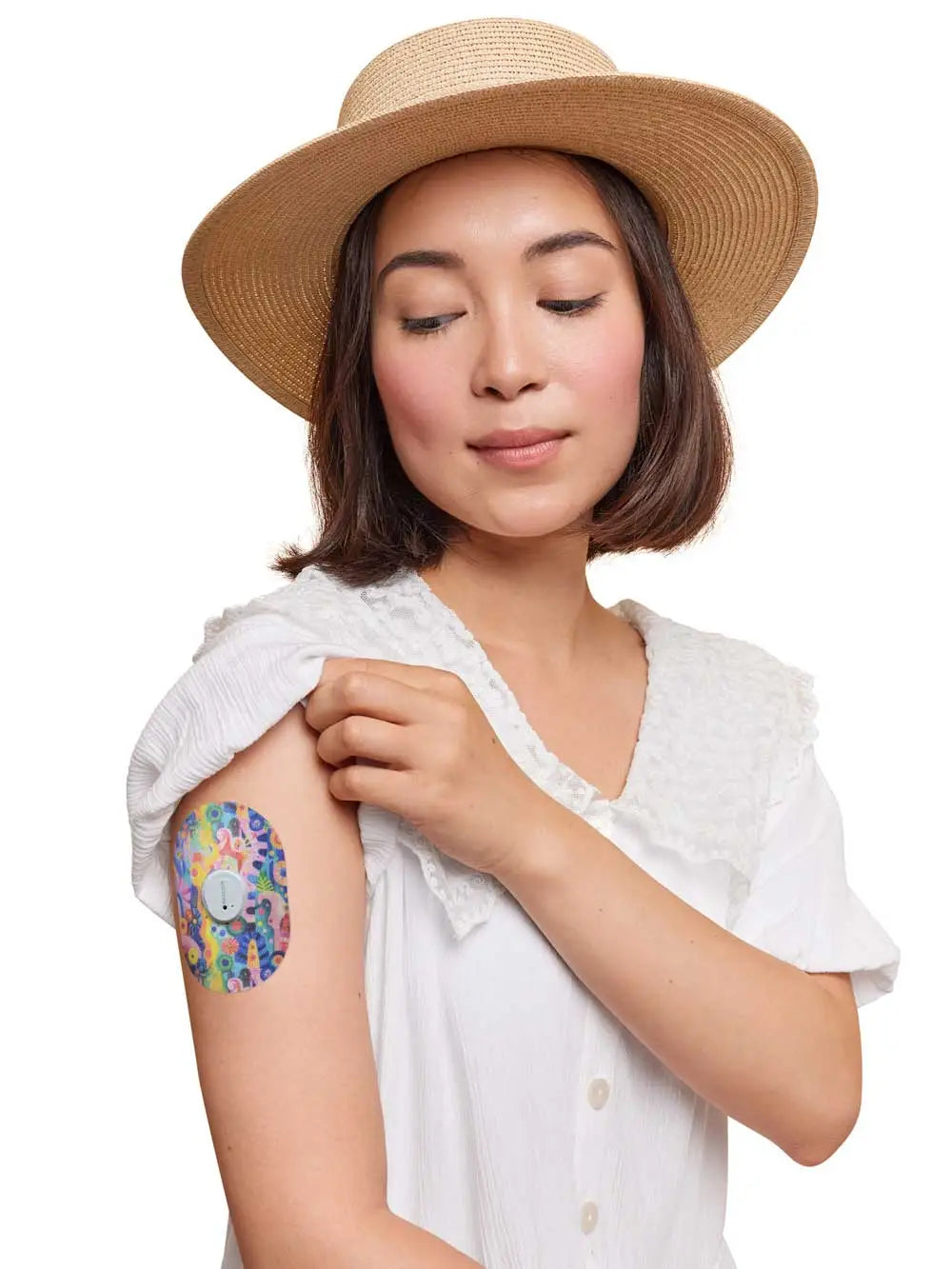 Plåster för Dexcom G7, motiv Ethereal Bloom, buret på armen av en kvinna