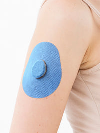 Plåster för Dexcom G7, form: droppe, på armen, närbild