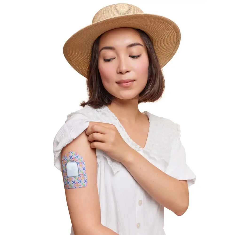 Plåster för Omnipod-podd, Spring-serien, buret på armen av en kvinna